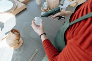 Pistolet à colle thermofusible : comparatif et guide d'achat