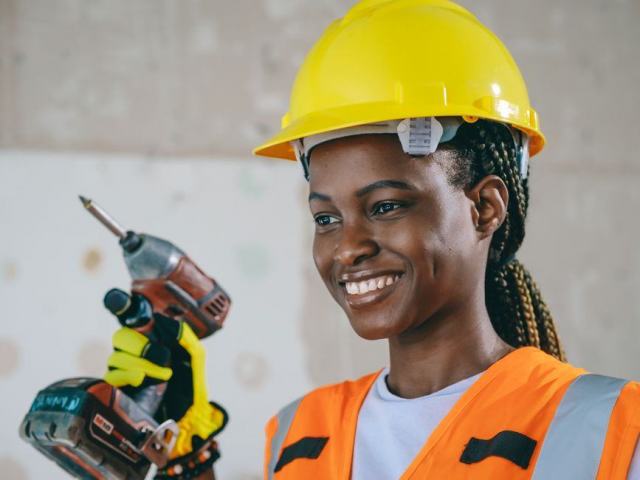Photo d'illustration : perceuse mur chantier poussiere protection