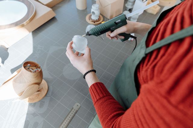 Pistolet à colle chaude : puissance, bâtons et usages à l'atelier Pistolet à colle chaude : puissance, bâtons et usages à l'atelier